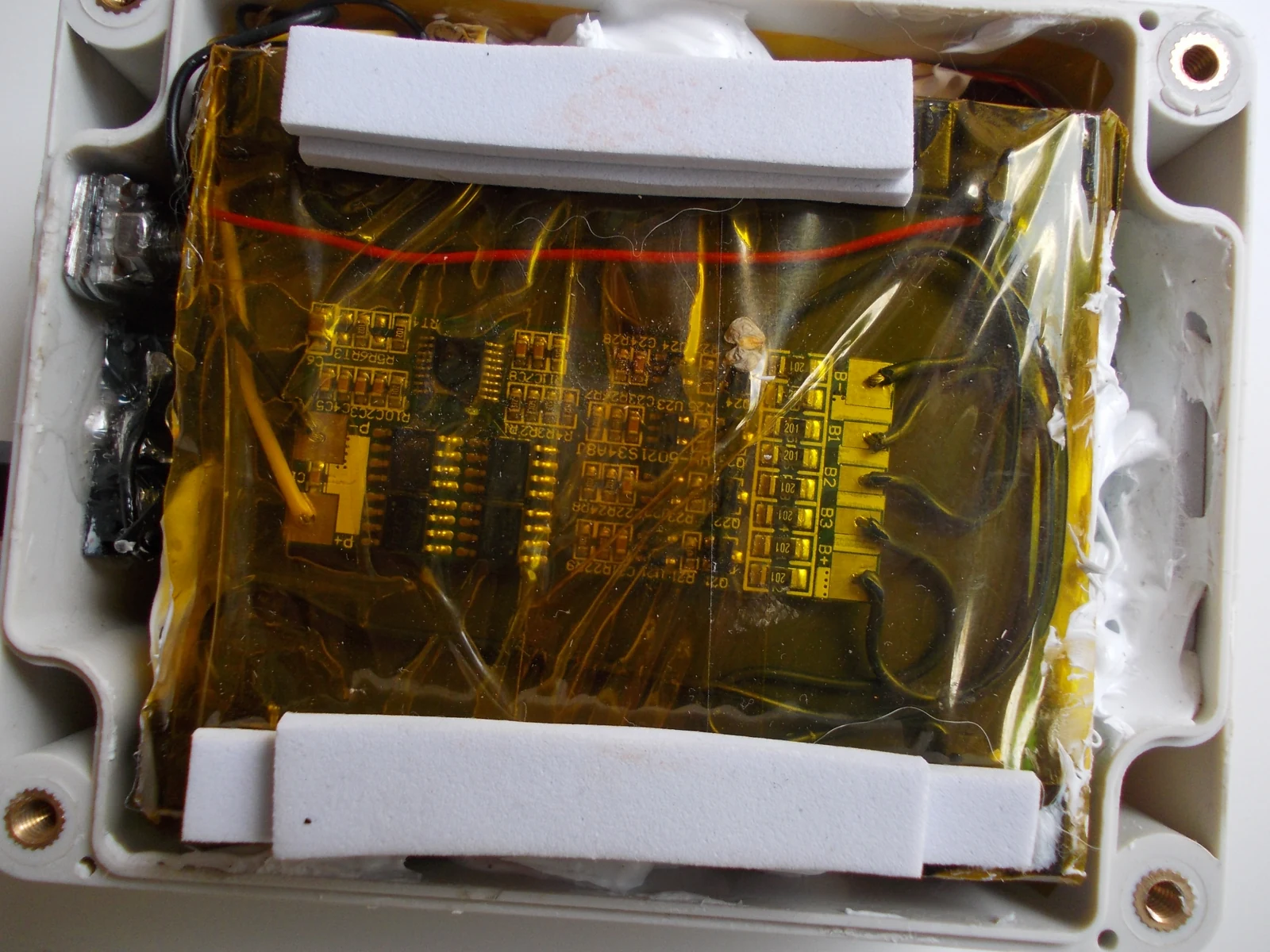 Geöffneter Akku mit Elektronik
